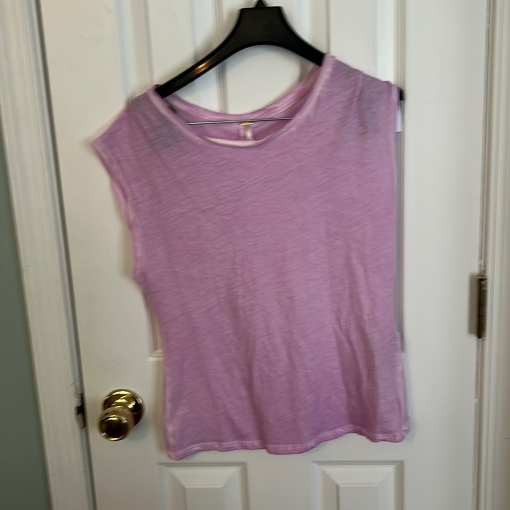 Free People lilac sleeveless tee. Gorgeous color